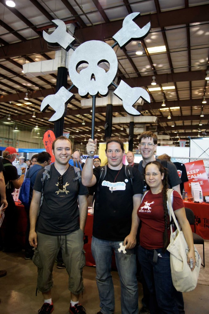 Bay Area Makerfaire 2014 - Mario Lukas mit dem Team von Hackaday.com