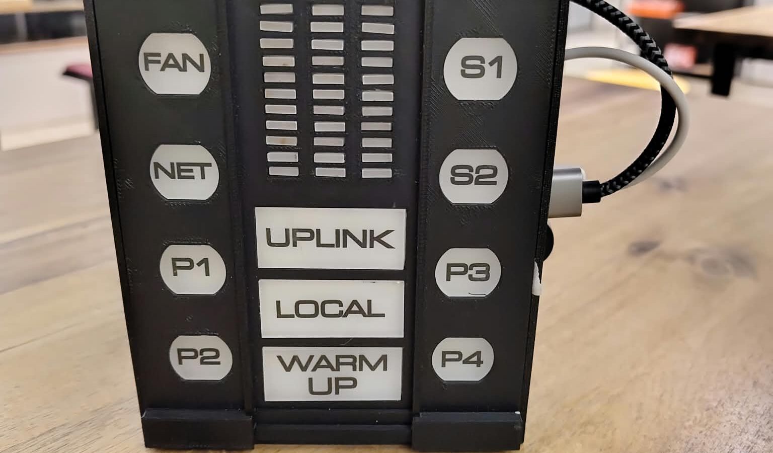 Die fertige KITT Voice Box mit Sprachbalken und beleuchteten Tasten