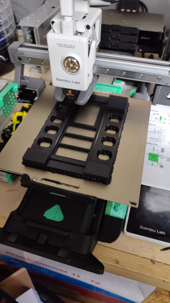 Der Rahmen der Frontplatte entsteht im 3D-Drucker