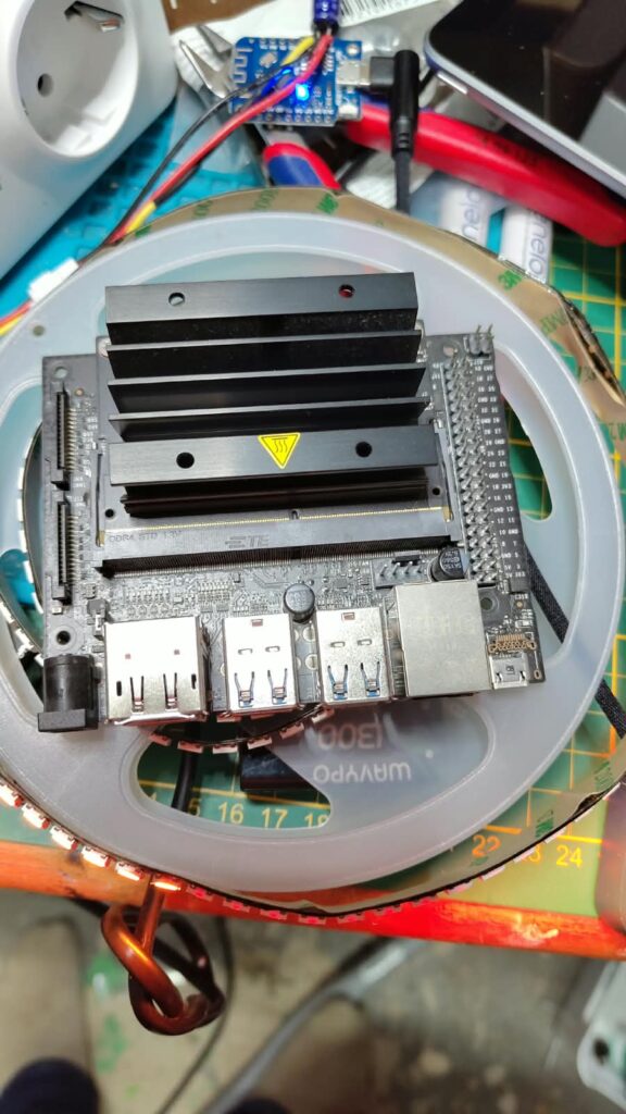 Jetson-Board auf der Werkbank, darunter eine Rolle LED-Streifen